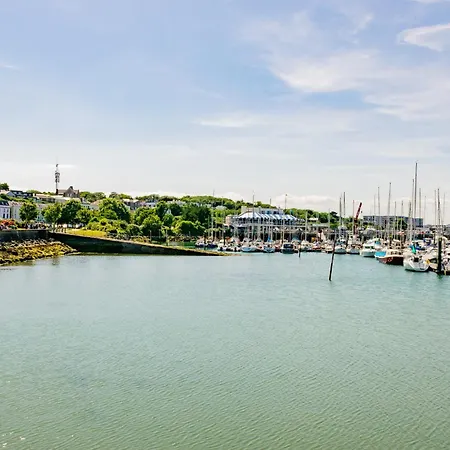 Superb Marina Hideaway- With Kitchen And Wi-fi *